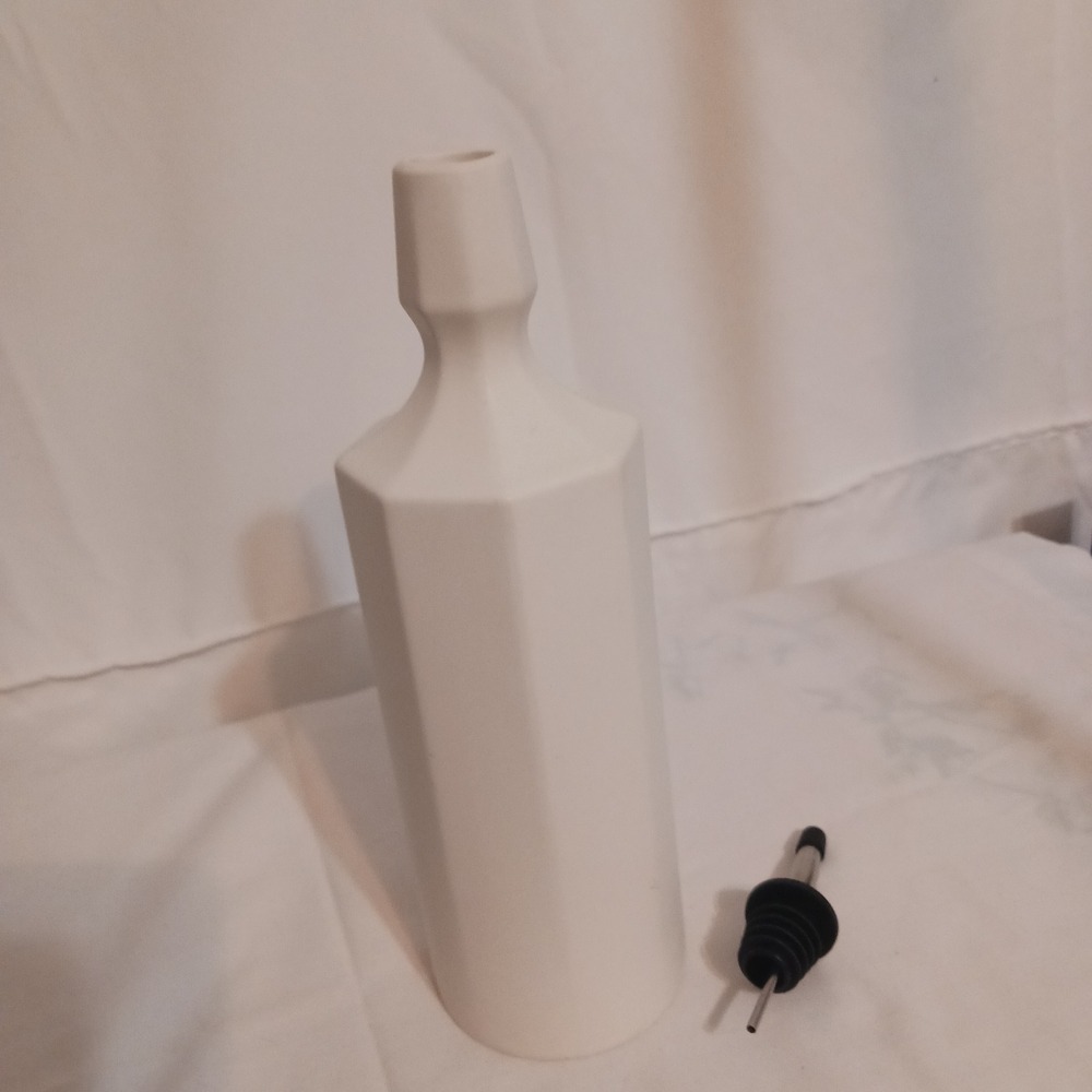 The Bright Angle Elixir Olive Oil Bottle 24oz White Excellent Faceted Ceramic